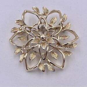 1962 SARAH COVENTRY “Peta-Lure” Flower Brooch